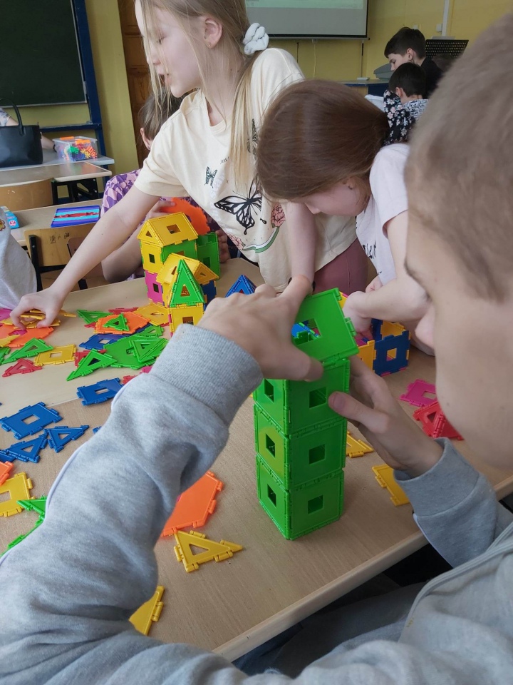 Miesiąc Świadomości Autyzmu w Szkole Podstawowej nr 4 w Ostrołęce - zdjęcie #5 - eOstroleka.pl