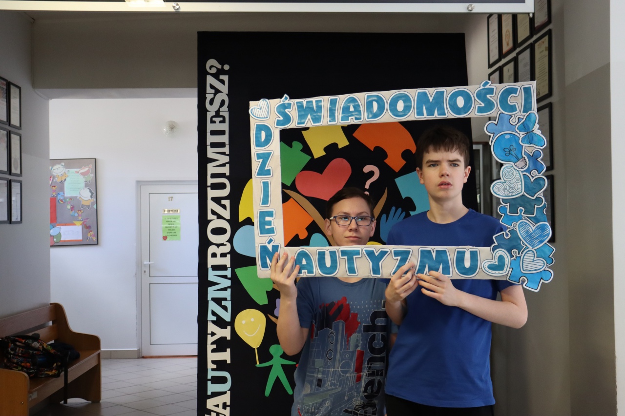 Miesiąc Świadomości Autyzmu w Szkole Podstawowej nr 4 w Ostrołęce - zdjęcie #14 - eOstroleka.pl