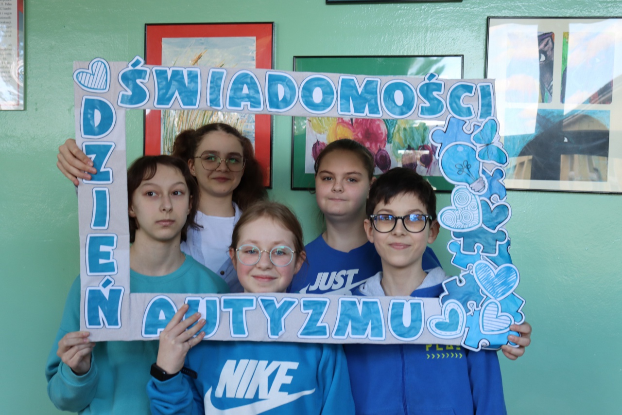 Miesiąc Świadomości Autyzmu w Szkole Podstawowej nr 4 w Ostrołęce - zdjęcie #16 - eOstroleka.pl