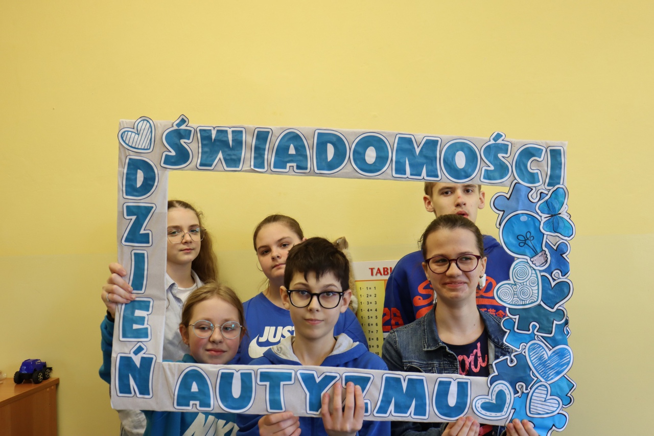 Miesiąc Świadomości Autyzmu w Szkole Podstawowej nr 4 w Ostrołęce - zdjęcie #17 - eOstroleka.pl