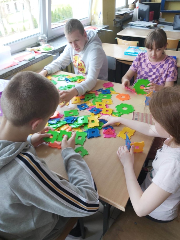 Miesiąc Świadomości Autyzmu w Szkole Podstawowej nr 4 w Ostrołęce - zdjęcie #20 - eOstroleka.pl