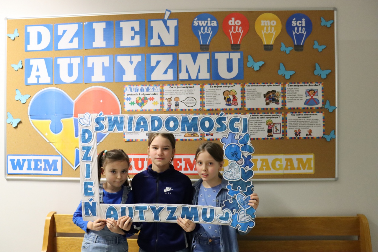Miesiąc Świadomości Autyzmu w Szkole Podstawowej nr 4 w Ostrołęce - zdjęcie #25 - eOstroleka.pl
