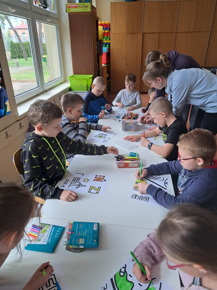 Miesiąc Świadomości Autyzmu w Szkole Podstawowej nr 4 w Ostrołęce - zdjęcie #26 - eOstroleka.pl