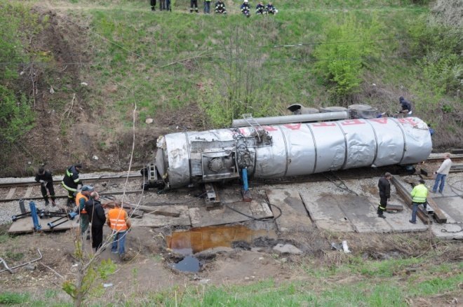 Ponikiew Mała: Cysterna z parafiną została podniesiona (02.05.2011)  - zdjęcie #40 - eOstroleka.pl
