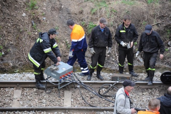 Ponikiew Mała: Cysterna z parafiną została podniesiona (02.05.2011)  - zdjęcie #30 - eOstroleka.pl