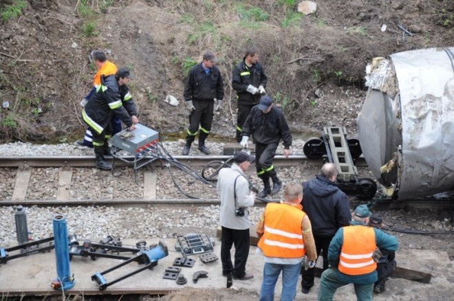 Ponikiew Mała: Cysterna z parafiną została podniesiona (02.05.2011)  - zdjęcie #29 - eOstroleka.pl
