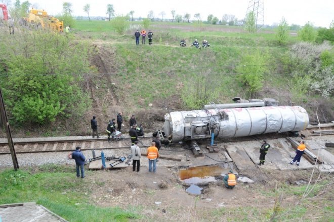Ponikiew Mała: Cysterna z parafiną została podniesiona (02.05.2011)  - zdjęcie #20 - eOstroleka.pl