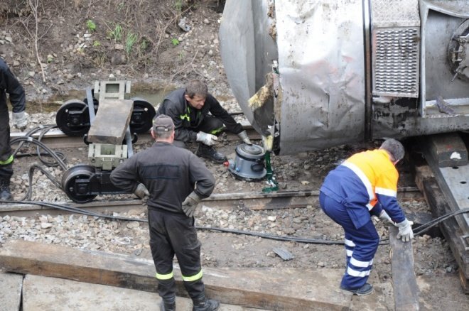 Ponikiew Mała: Cysterna z parafiną została podniesiona (02.05.2011)  - zdjęcie #15 - eOstroleka.pl
