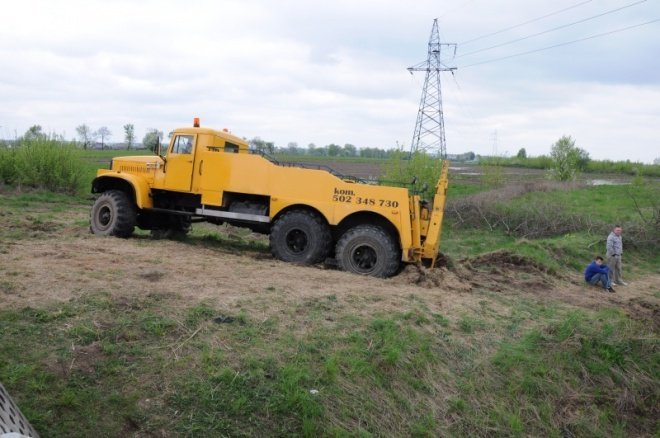 Ponikiew Mała: Cysterna z parafiną została podniesiona (02.05.2011)  - zdjęcie #3 - eOstroleka.pl