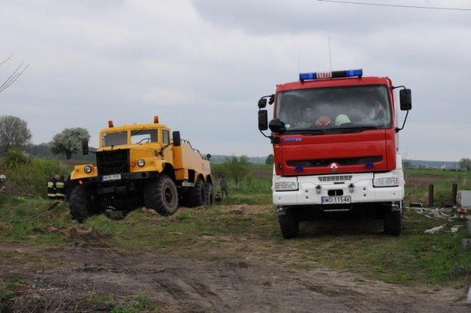 Ponikiew Mała: Cysterna z parafiną została podniesiona (02.05.2011)  - zdjęcie #2 - eOstroleka.pl