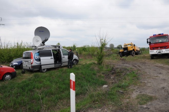 Ponikiew Mała: Cysterna z parafiną została podniesiona (02.05.2011)  - zdjęcie #1 - eOstroleka.pl