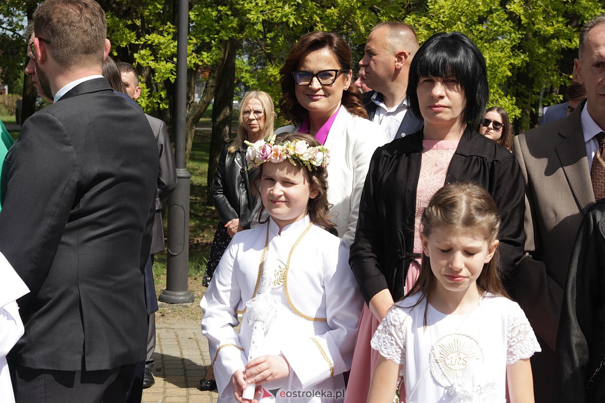 I Komunia Święta w parafii pw. Zbawiciela Świata w Ostrołęce [07.05.2023] - zdjęcie #116 - eOstroleka.pl