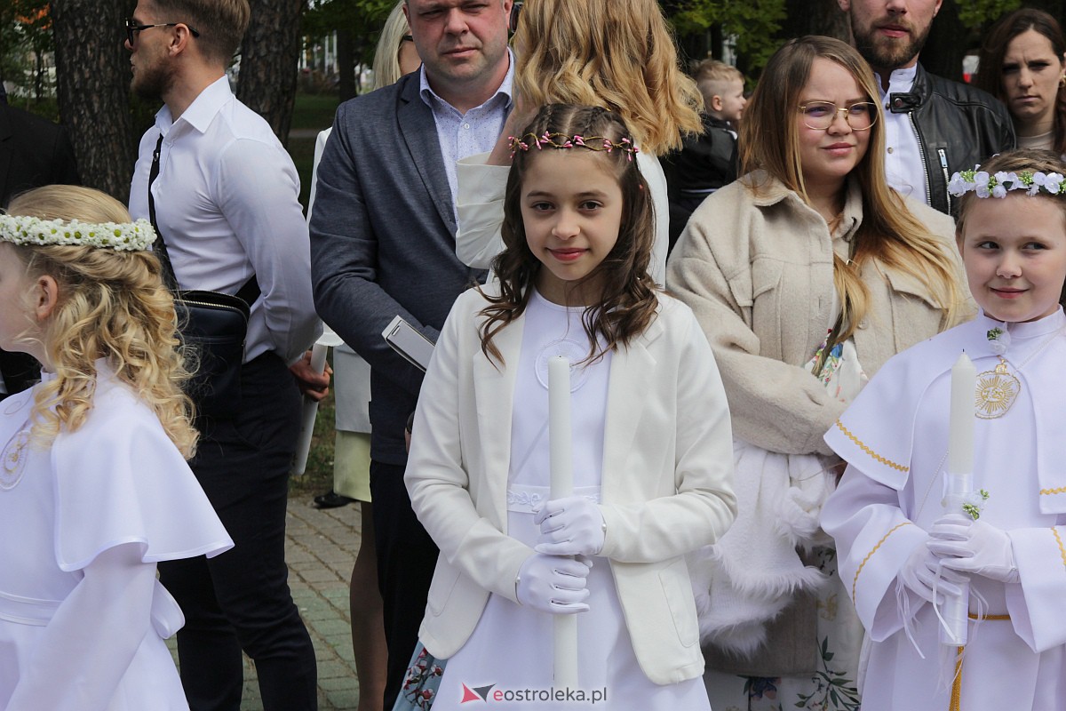 I Komunia Święta w parafii pw. Zbawiciela Świata w Ostrołęce [07.05.2023] - zdjęcie #90 - eOstroleka.pl