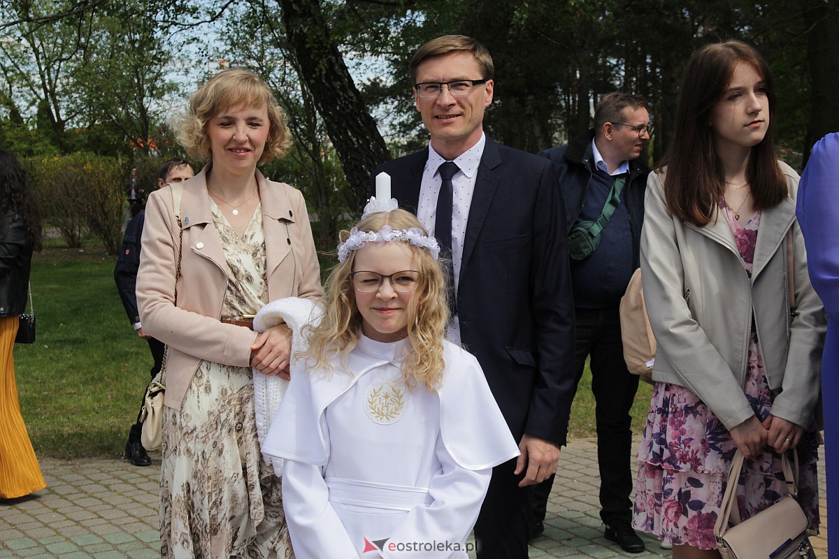 I Komunia Święta w parafii pw. Zbawiciela Świata w Ostrołęce [07.05.2023] - zdjęcie #62 - eOstroleka.pl