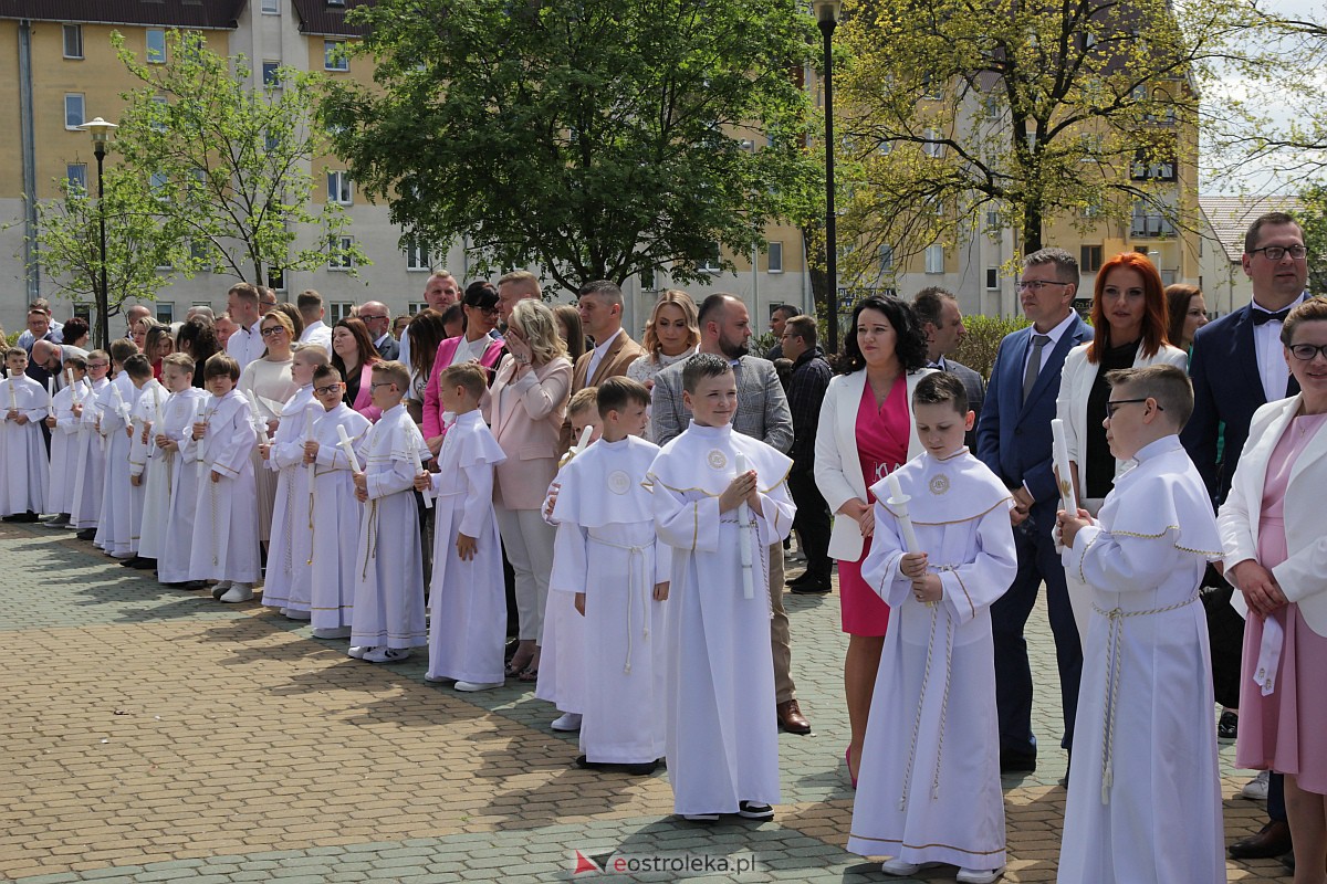 I Komunia Święta w parafii pw. Zbawiciela Świata w Ostrołęce [07.05.2023] - zdjęcie #58 - eOstroleka.pl
