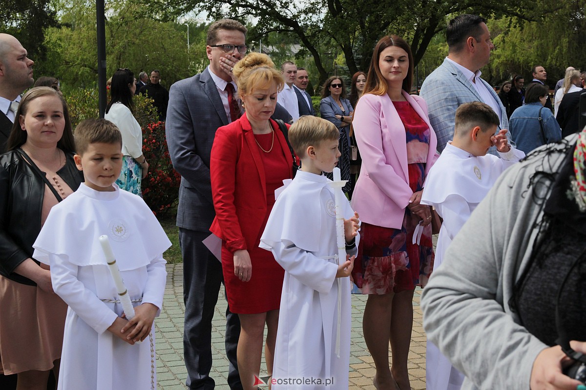 I Komunia Święta w parafii pw. Zbawiciela Świata w Ostrołęce [07.05.2023] - zdjęcie #51 - eOstroleka.pl