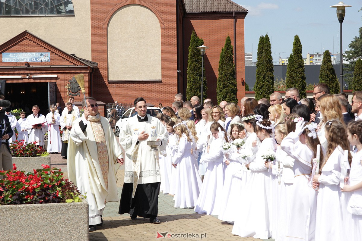 I Komunia Święta w parafii pw. Zbawiciela Świata w Ostrołęce [07.05.2023] - zdjęcie #105 - eOstroleka.pl