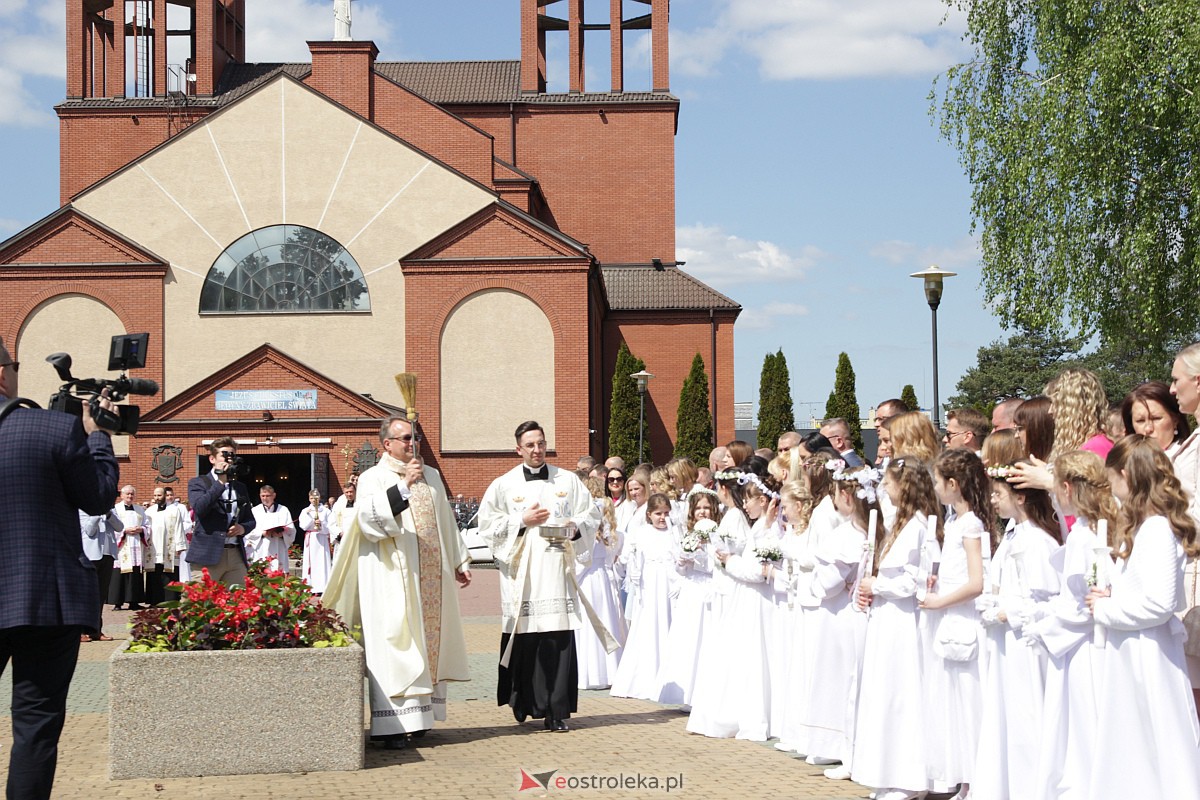 I Komunia Święta w parafii pw. Zbawiciela Świata w Ostrołęce [07.05.2023] - zdjęcie #103 - eOstroleka.pl