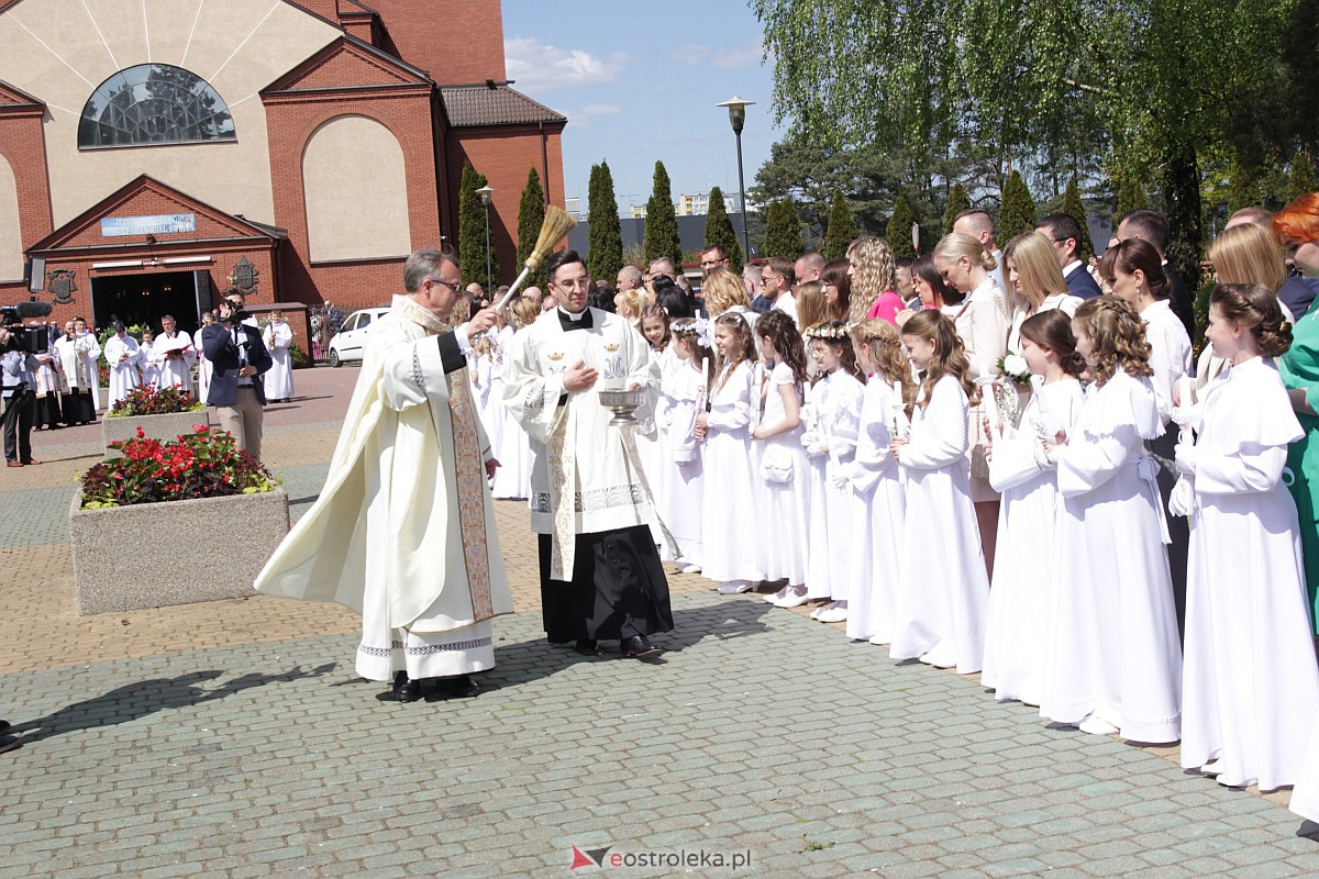 I Komunia Święta w parafii pw. Zbawiciela Świata w Ostrołęce [07.05.2023] - zdjęcie #97 - eOstroleka.pl