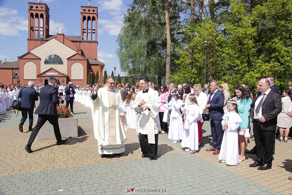 I Komunia Święta w parafii pw. Zbawiciela Świata w Ostrołęce [07.05.2023] - zdjęcie #93 - eOstroleka.pl