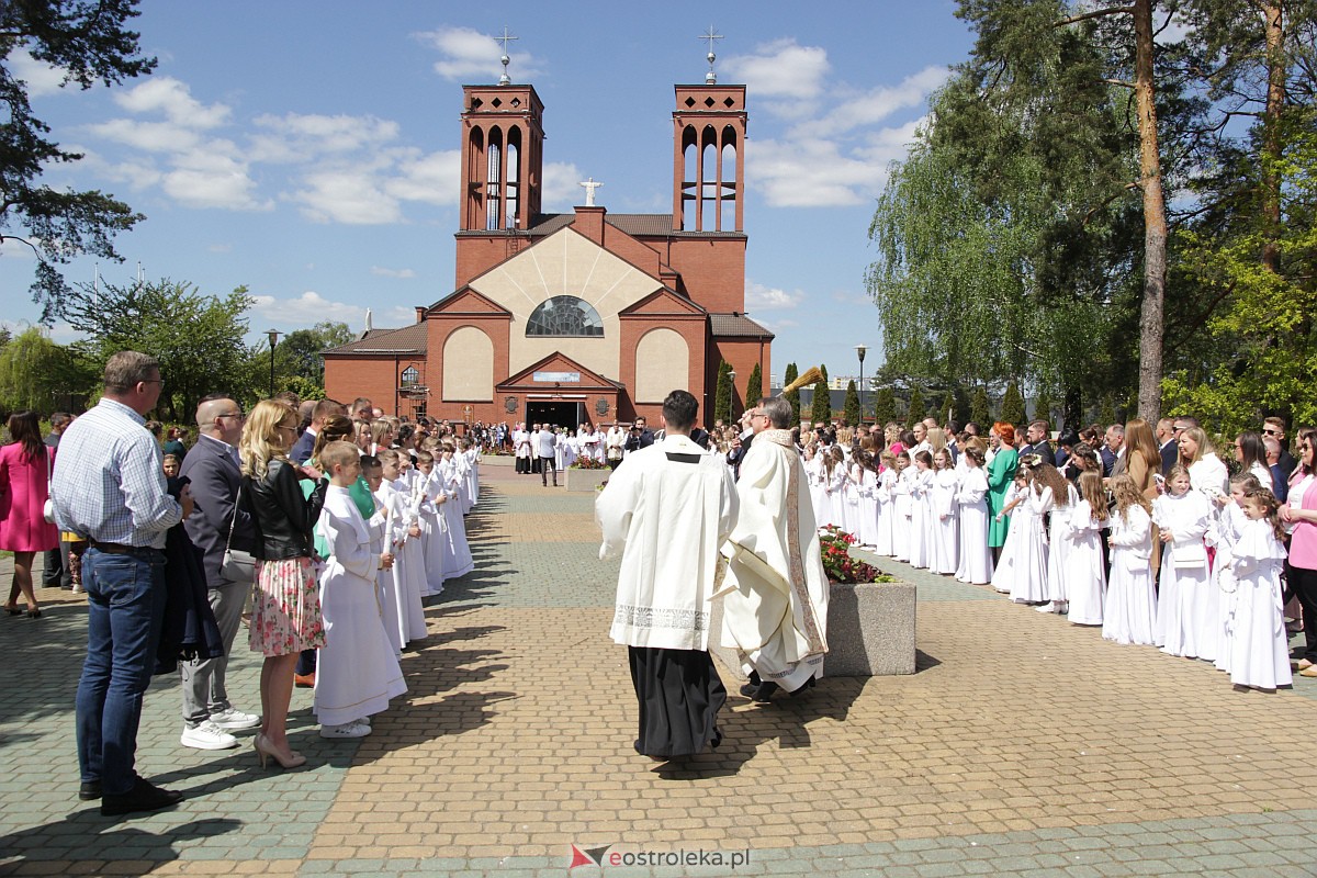 I Komunia Święta w parafii pw. Zbawiciela Świata w Ostrołęce [07.05.2023] - zdjęcie #91 - eOstroleka.pl