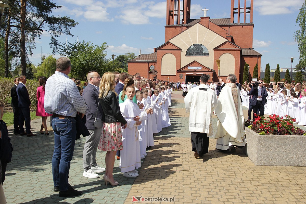 I Komunia Święta w parafii pw. Zbawiciela Świata w Ostrołęce [07.05.2023] - zdjęcie #89 - eOstroleka.pl
