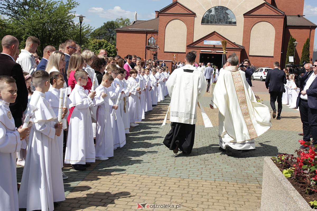 I Komunia Święta w parafii pw. Zbawiciela Świata w Ostrołęce [07.05.2023] - zdjęcie #87 - eOstroleka.pl