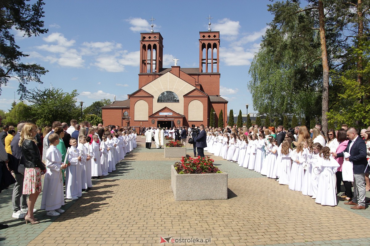 I Komunia Święta w parafii pw. Zbawiciela Świata w Ostrołęce [07.05.2023] - zdjęcie #83 - eOstroleka.pl