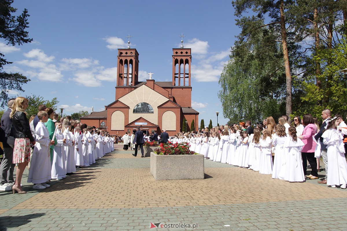 I Komunia Święta w parafii pw. Zbawiciela Świata w Ostrołęce [07.05.2023] - zdjęcie #81 - eOstroleka.pl
