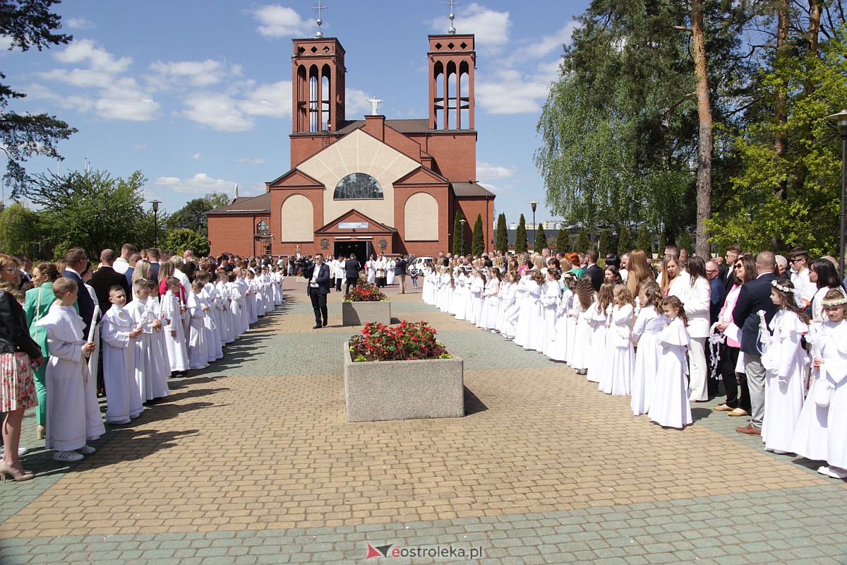 I Komunia Święta w parafii pw. Zbawiciela Świata w Ostrołęce [07.05.2023] - zdjęcie #75 - eOstroleka.pl