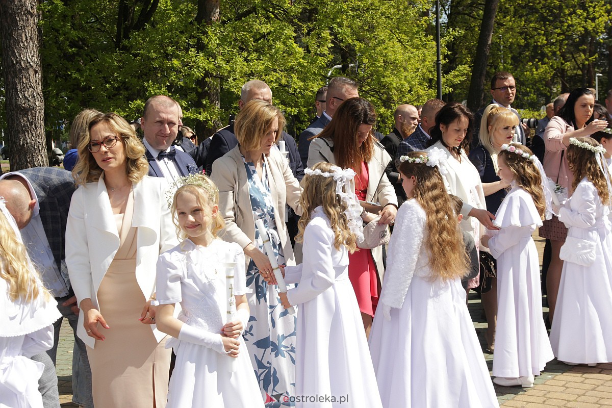 I Komunia Święta w parafii pw. Zbawiciela Świata w Ostrołęce [07.05.2023] - zdjęcie #57 - eOstroleka.pl