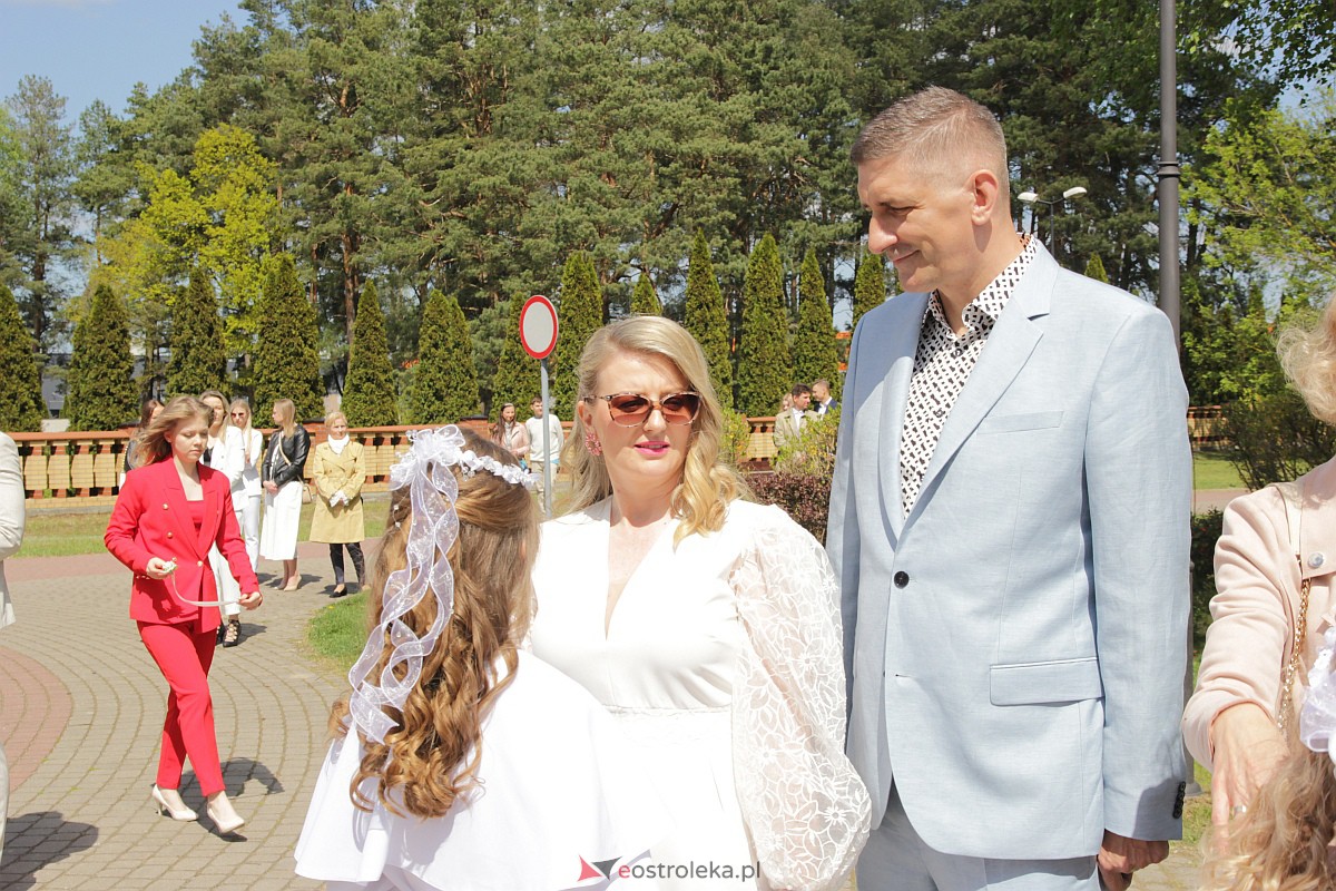 I Komunia Święta w parafii pw. Zbawiciela Świata w Ostrołęce [07.05.2023] - zdjęcie #56 - eOstroleka.pl