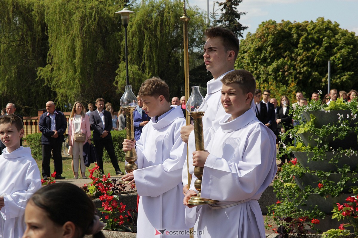 I Komunia Święta w parafii pw. Zbawiciela Świata w Ostrołęce [07.05.2023] - zdjęcie #46 - eOstroleka.pl