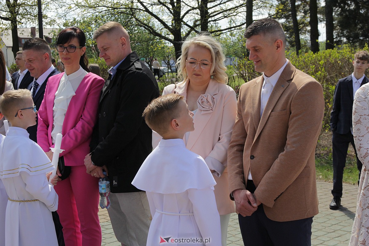 I Komunia Święta w parafii pw. Zbawiciela Świata w Ostrołęce [07.05.2023] - zdjęcie #36 - eOstroleka.pl