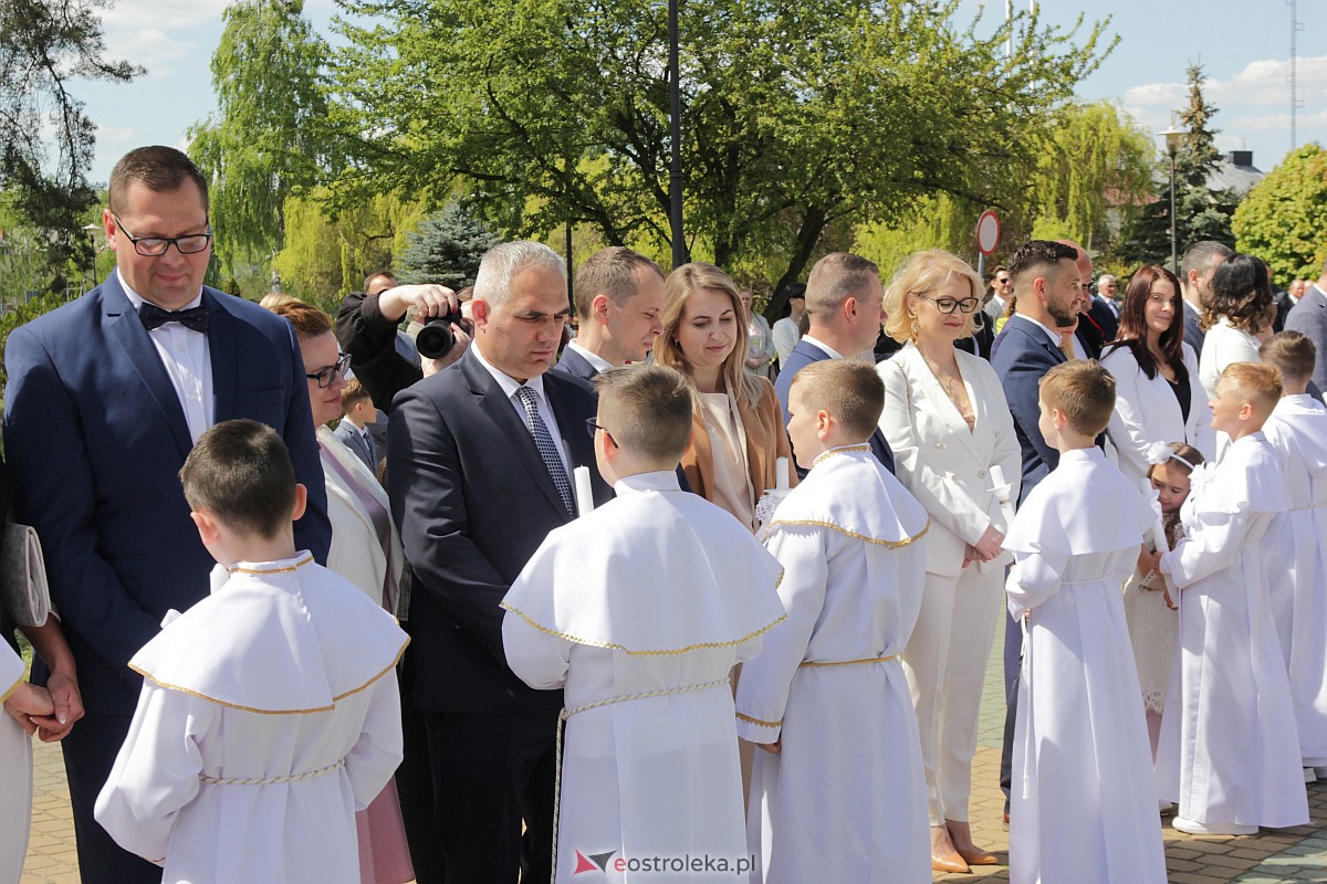 I Komunia Święta w parafii pw. Zbawiciela Świata w Ostrołęce [07.05.2023] - zdjęcie #35 - eOstroleka.pl