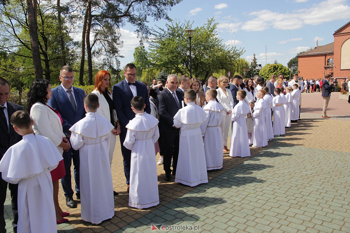 I Komunia Święta w parafii pw. Zbawiciela Świata w Ostrołęce [07.05.2023] - zdjęcie #34 - eOstroleka.pl