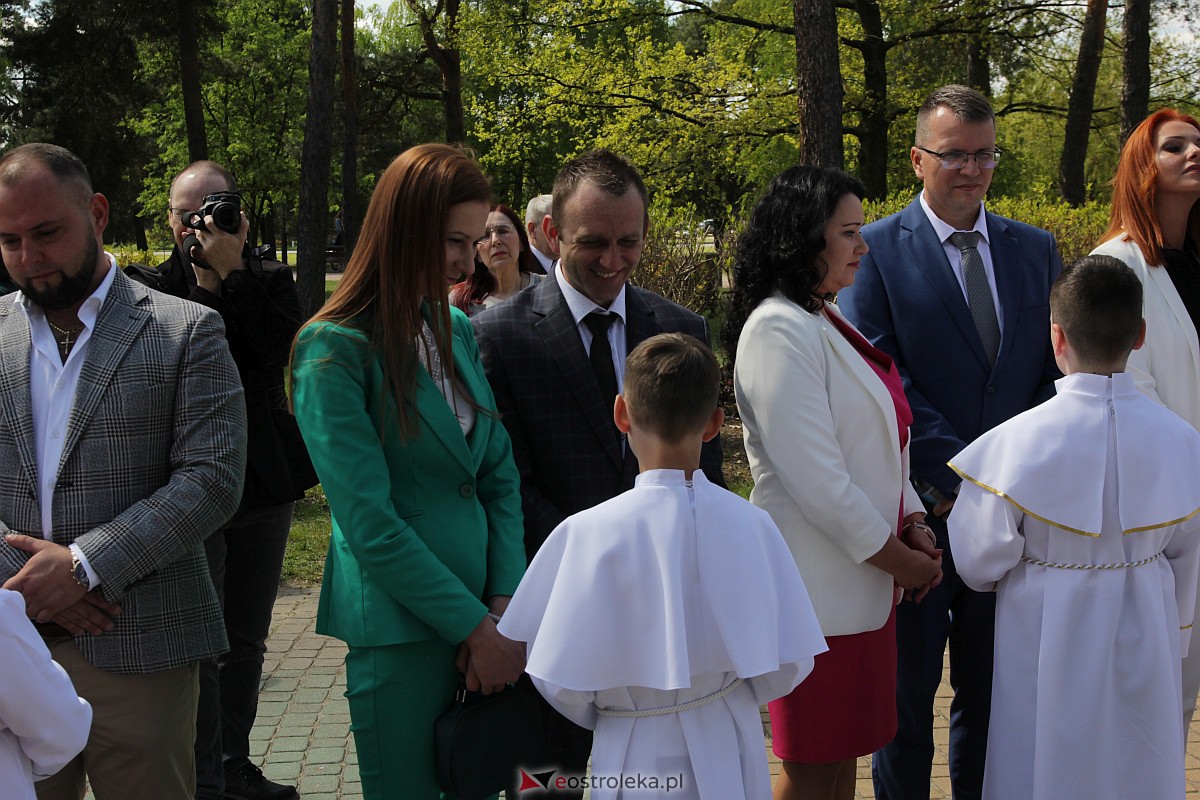 I Komunia Święta w parafii pw. Zbawiciela Świata w Ostrołęce [07.05.2023] - zdjęcie #33 - eOstroleka.pl