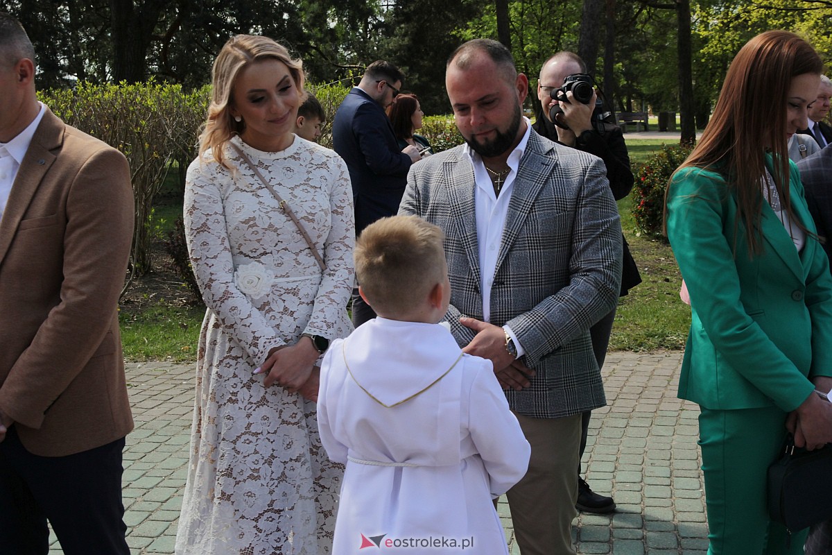 I Komunia Święta w parafii pw. Zbawiciela Świata w Ostrołęce [07.05.2023] - zdjęcie #32 - eOstroleka.pl