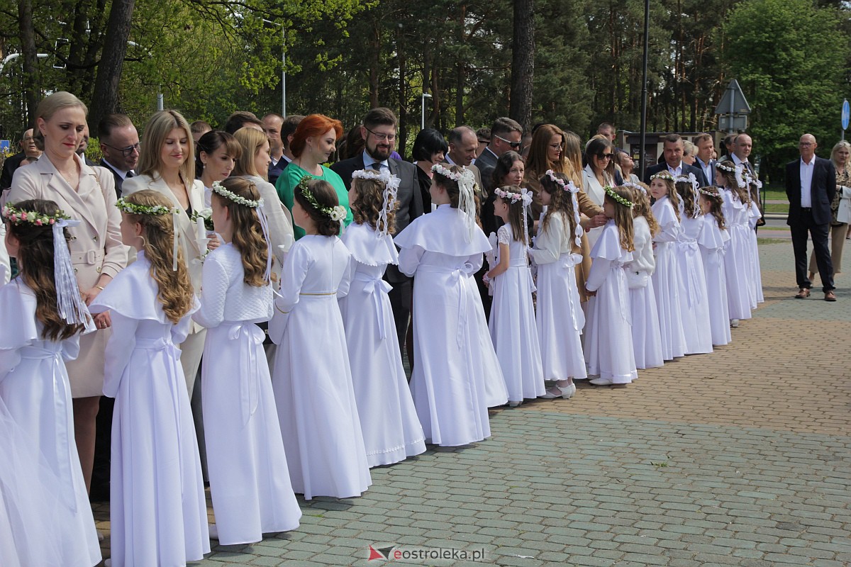 I Komunia Święta w parafii pw. Zbawiciela Świata w Ostrołęce [07.05.2023] - zdjęcie #31 - eOstroleka.pl