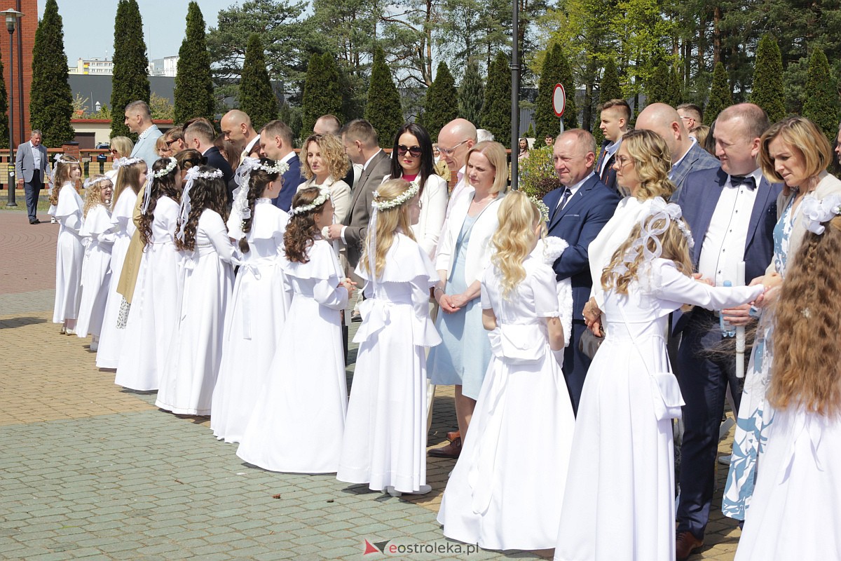 I Komunia Święta w parafii pw. Zbawiciela Świata w Ostrołęce [07.05.2023] - zdjęcie #26 - eOstroleka.pl