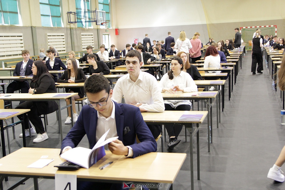 Matura 2023: Egzamin z matematyki w III LO [08.05.2023] - zdjęcie #7 - eOstroleka.pl