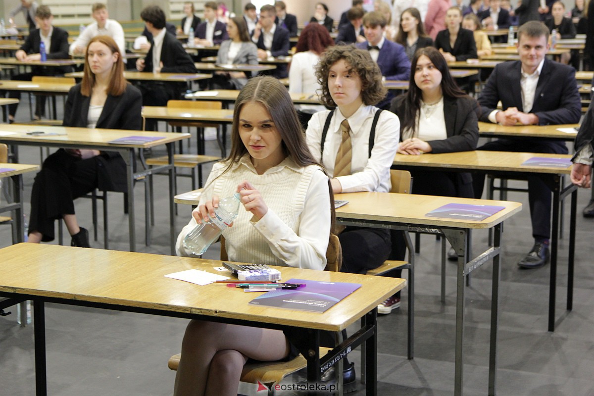 Matura 2023: Egzamin z matematyki w III LO [08.05.2023] - zdjęcie #87 - eOstroleka.pl