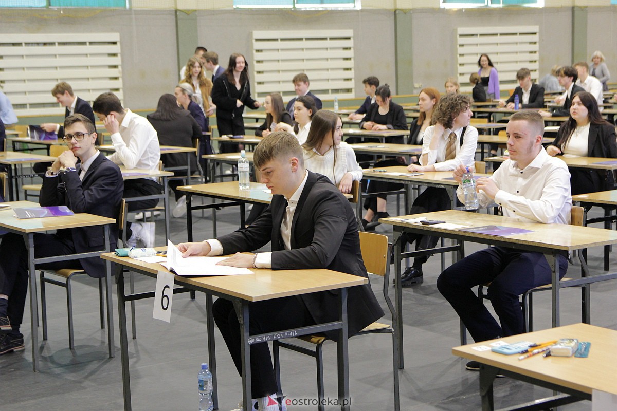 Matura 2023: Egzamin z matematyki w III LO [08.05.2023] - zdjęcie #16 - eOstroleka.pl