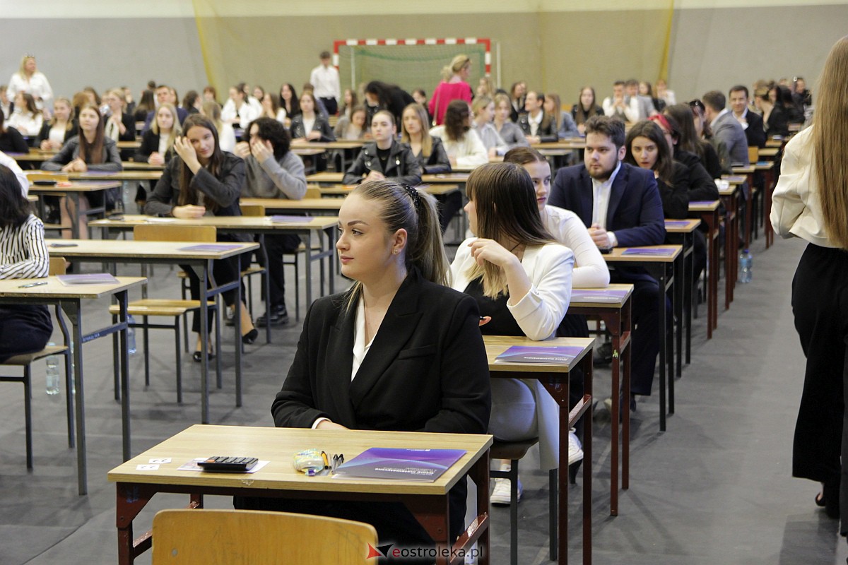 Matura 2023: Egzamin z matematyki w III LO [08.05.2023] - zdjęcie #18 - eOstroleka.pl