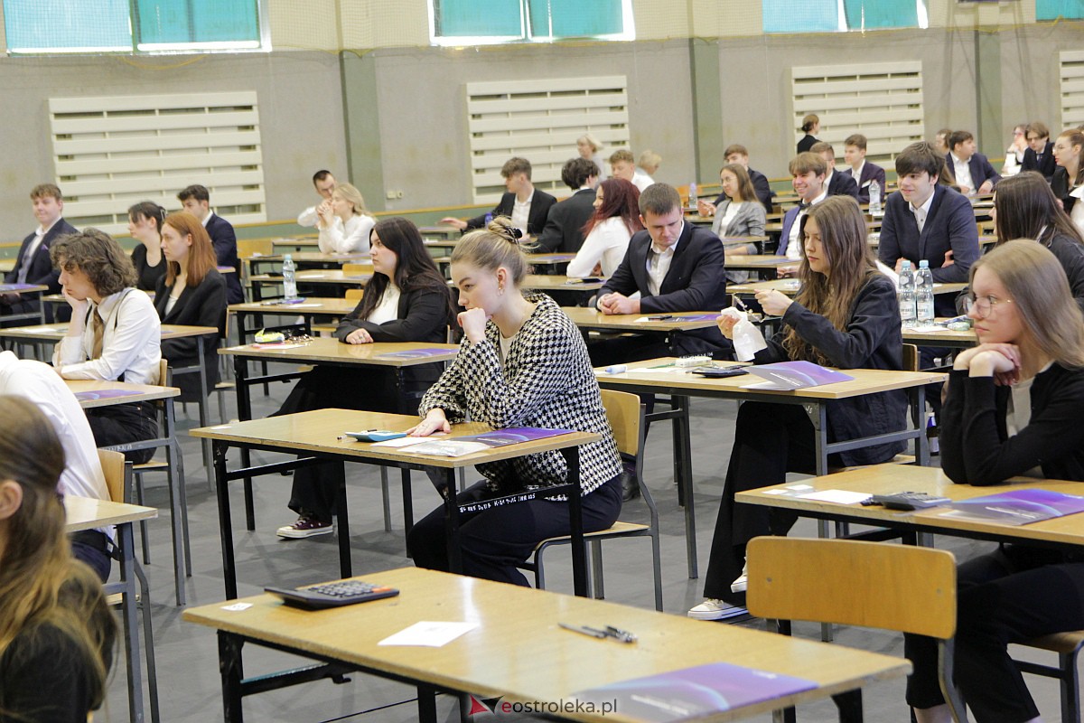 Matura 2023: Egzamin z matematyki w III LO [08.05.2023] - zdjęcie #20 - eOstroleka.pl