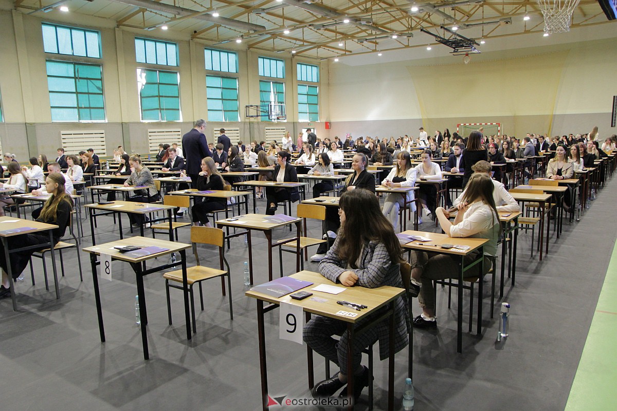 Matura 2023: Egzamin z matematyki w III LO [08.05.2023] - zdjęcie #21 - eOstroleka.pl
