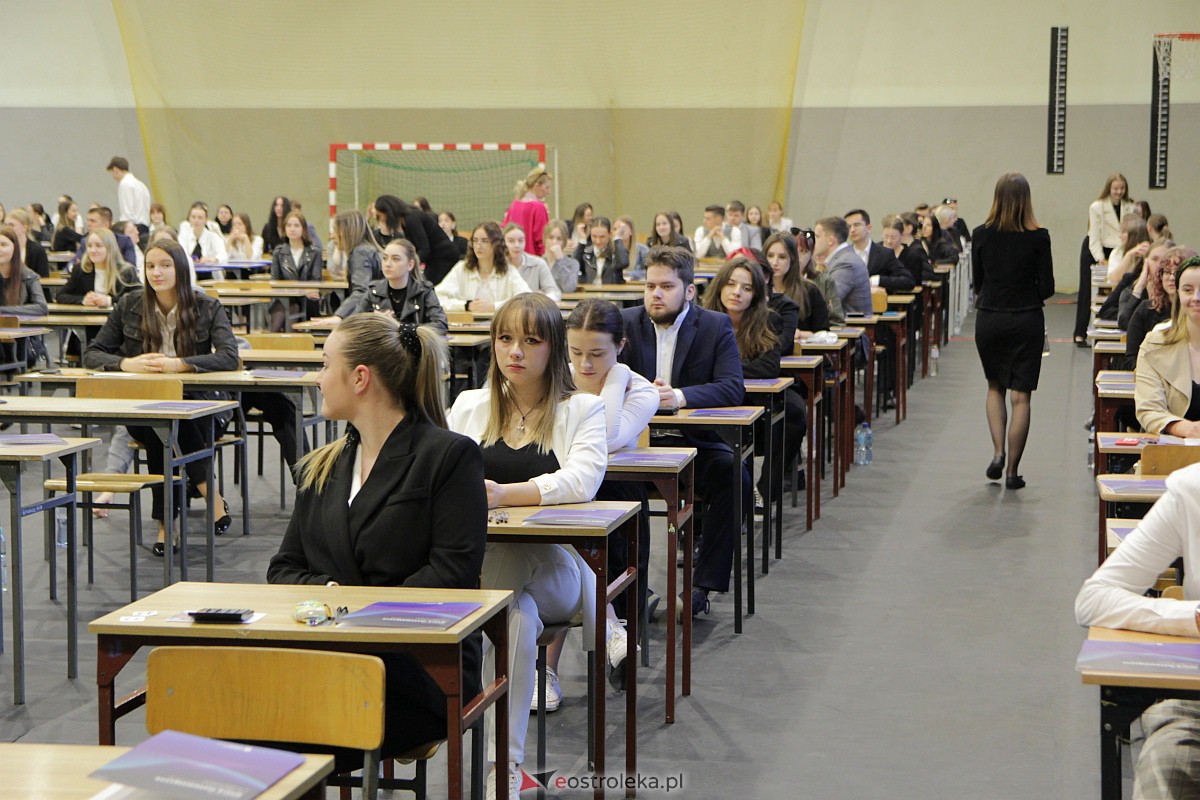 Matura 2023: Egzamin z matematyki w III LO [08.05.2023] - zdjęcie #22 - eOstroleka.pl