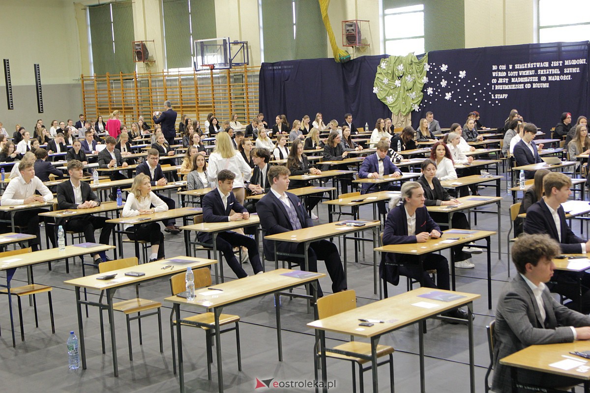 Matura 2023: Egzamin z matematyki w III LO [08.05.2023] - zdjęcie #27 - eOstroleka.pl