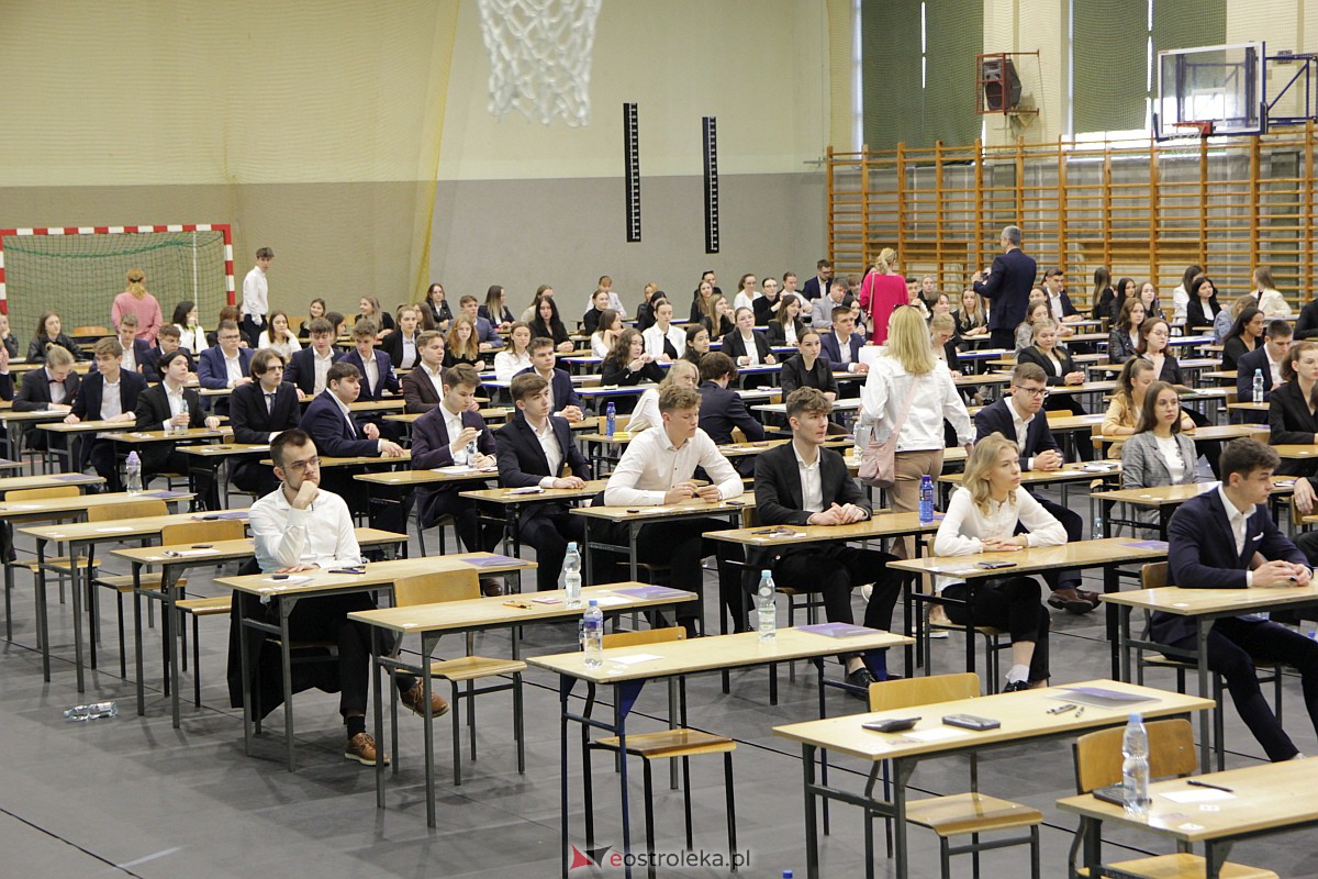 Matura 2023: Egzamin z matematyki w III LO [08.05.2023] - zdjęcie #28 - eOstroleka.pl