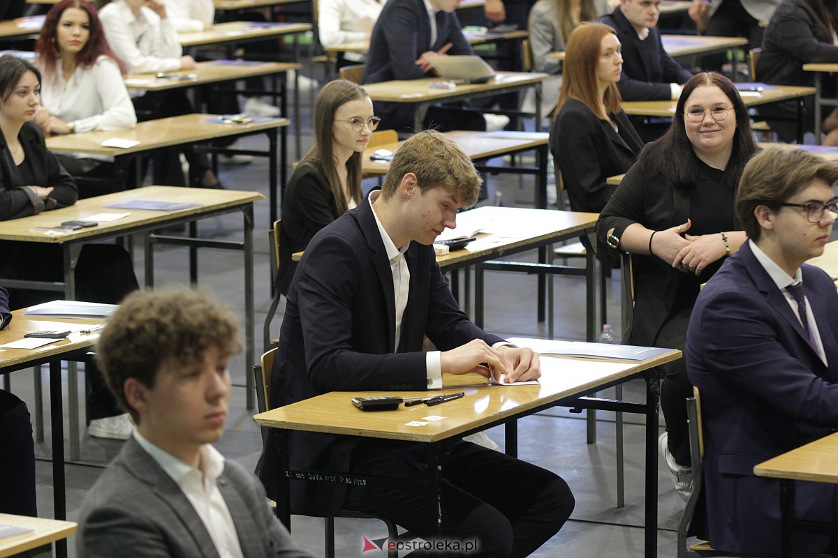 Matura 2023: Egzamin z matematyki w III LO [08.05.2023] - zdjęcie #65 - eOstroleka.pl